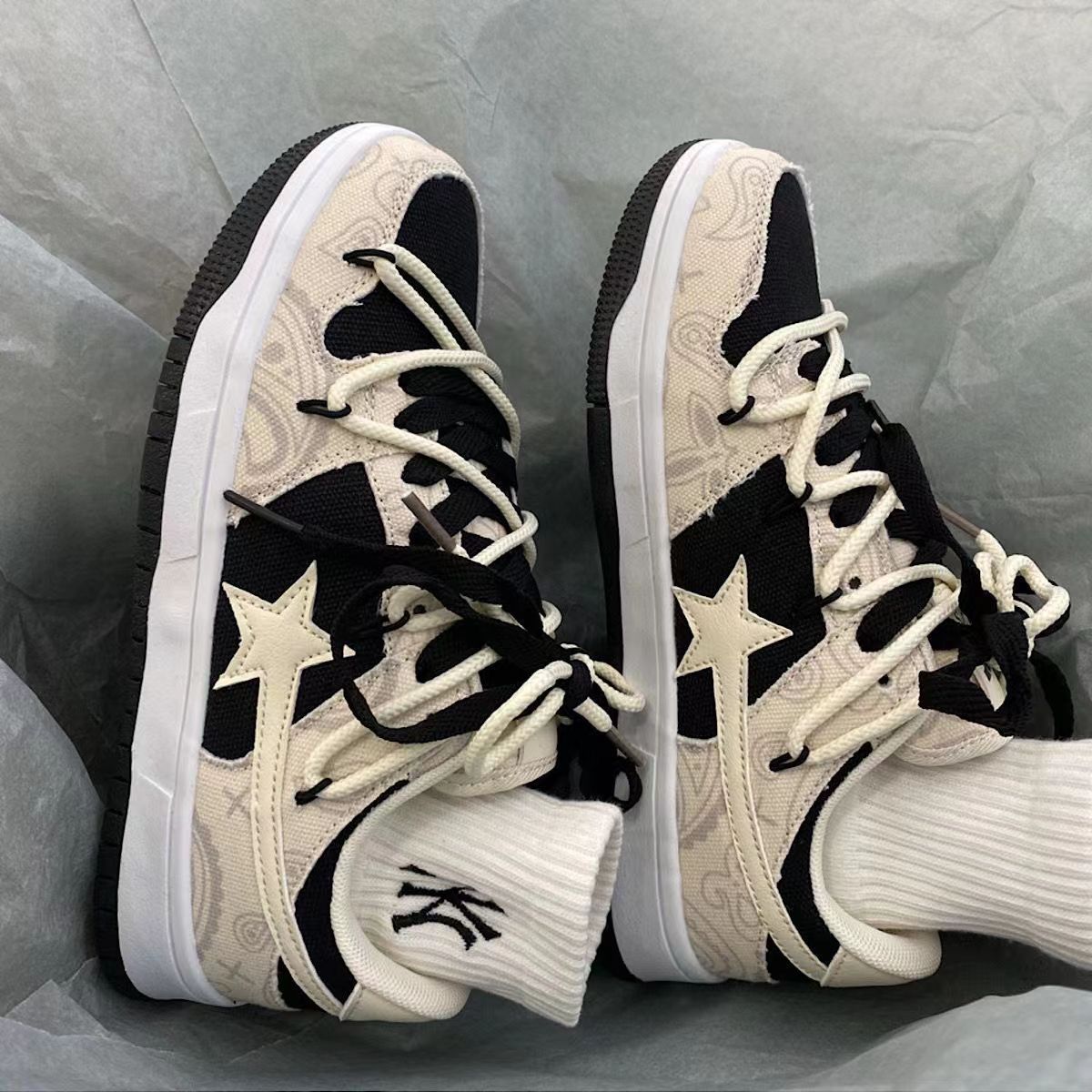 Low-top Graffiti Board Shoes